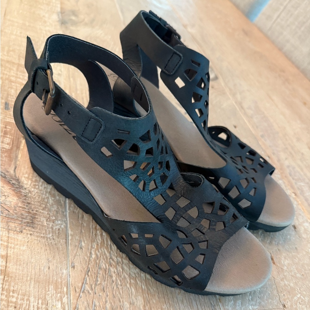 Biza Sandals